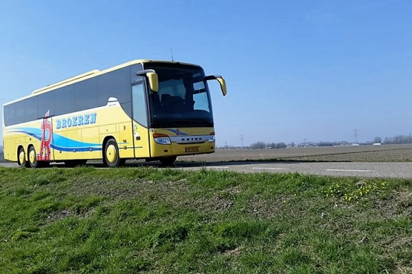 luxe-touringcar-voor-62-personen2E15D096-4B54-9C09-BD30-083111184302.jpg